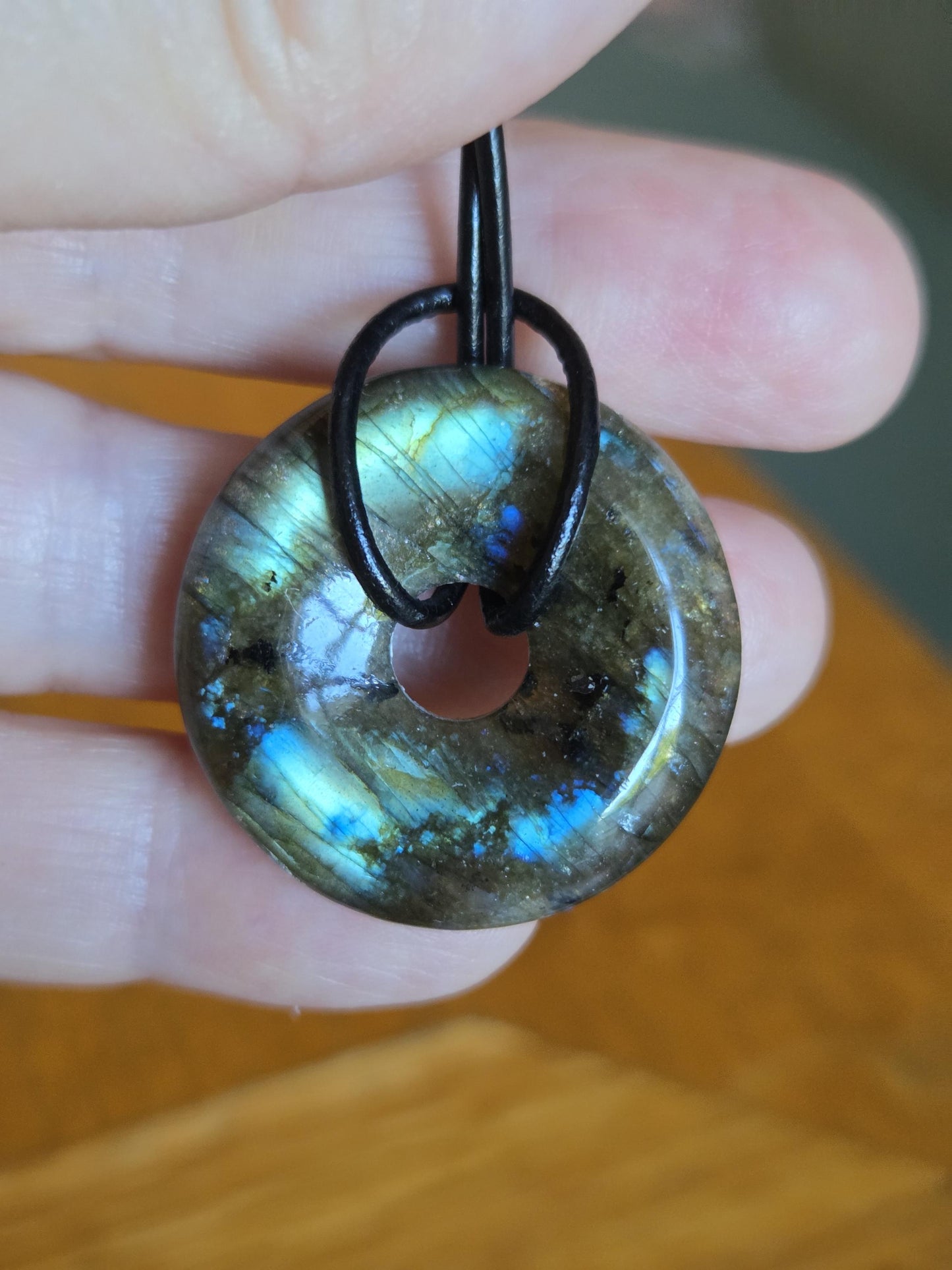 Labradorit blau grün Donut grün blauer Labradorit Anhänger, 30 x 6 mm, gebohrt, an verstellbarem Lederband