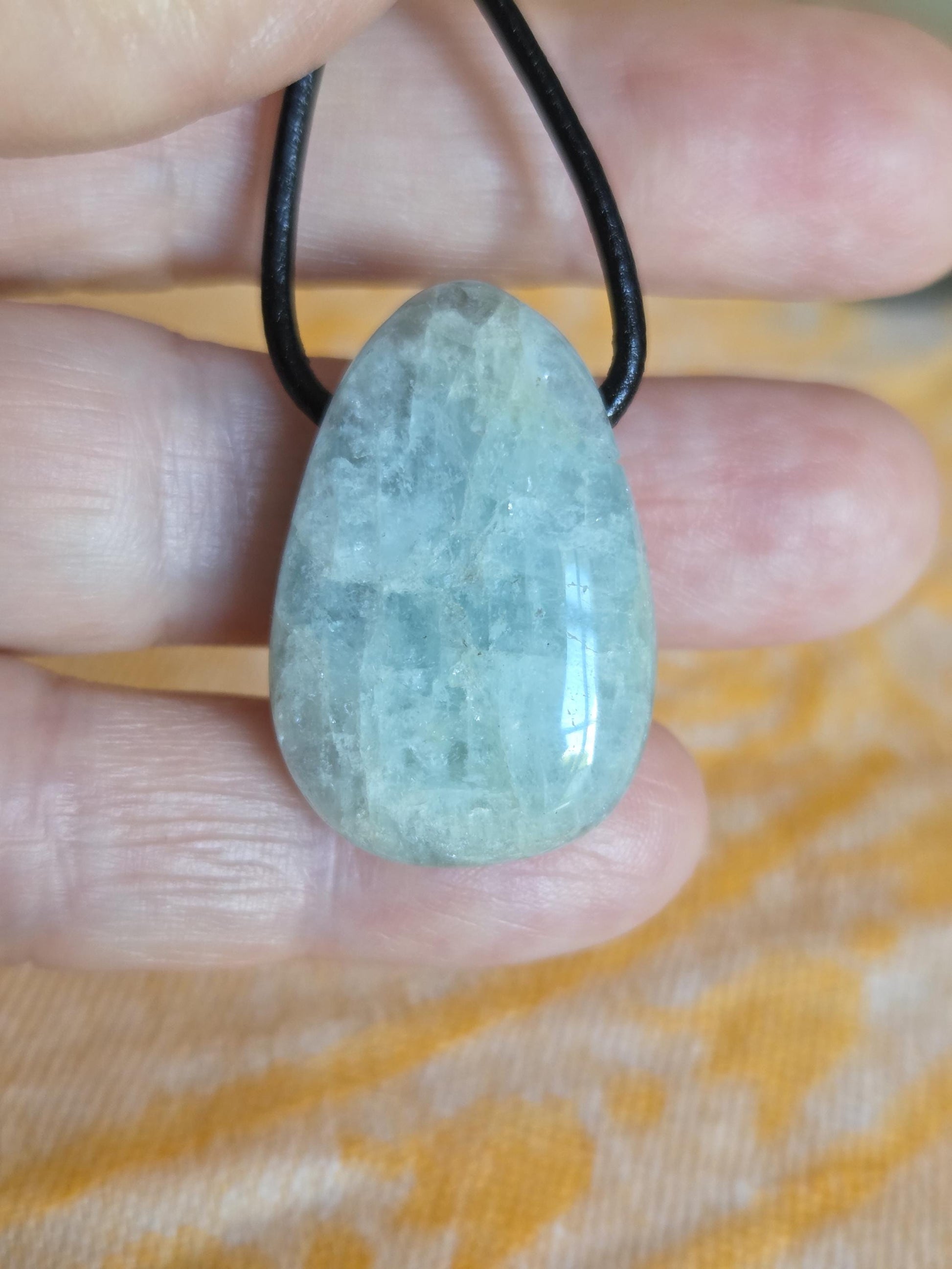 Aquamarin Anhänger, 29 x 22 x 9 mm, gebohrt, an verstellbarem Lederband
