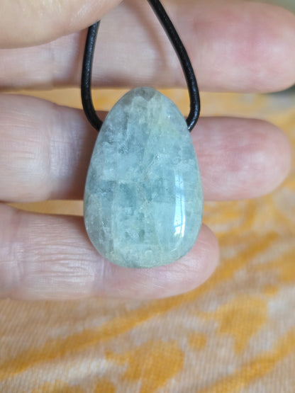 Aquamarin Anhänger, 29 x 22 x 9 mm, gebohrt, an verstellbarem Lederband