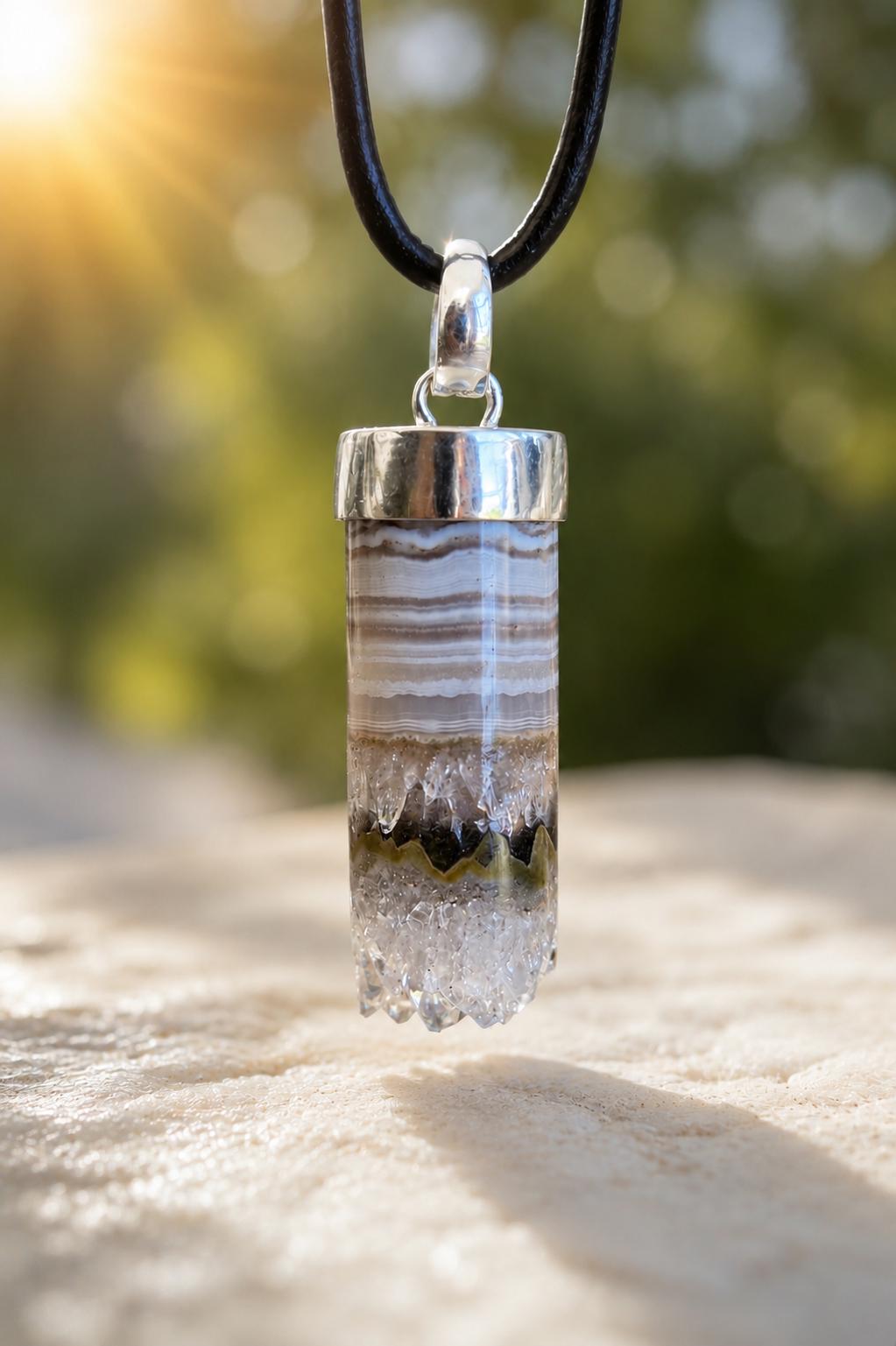 Grüner Amethyst Prasolith Vermarin Anhänger, 36 x 11 x 11 mm, an 925er Silber Öse, an verstellbarem Lederband