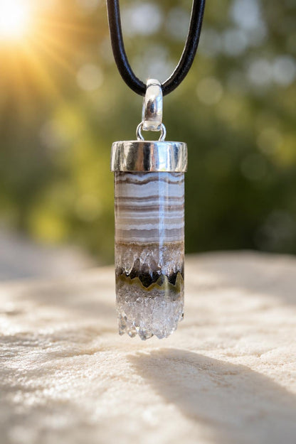 Grüner Amethyst Prasolith Vermarin Anhänger, 36 x 11 x 11 mm, an 925er Silber Öse, an verstellbarem Lederband