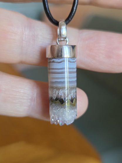 Grüner Amethyst Prasolith Vermarin Anhänger, 36 x 11 x 11 mm, an 925er Silber Öse, an verstellbarem Lederband