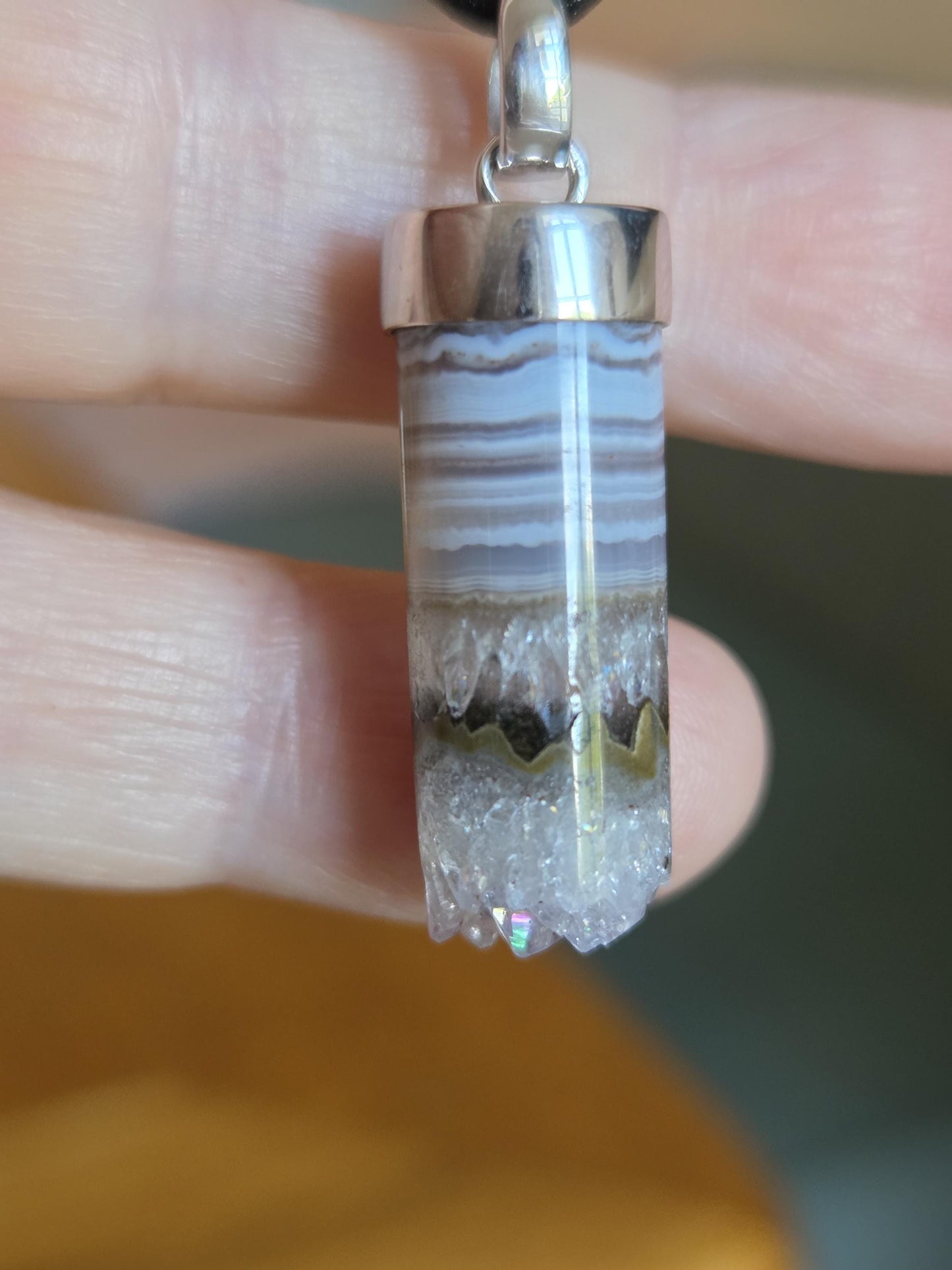 Grüner Amethyst Prasolith Vermarin Anhänger, 36 x 11 x 11 mm, an 925er Silber Öse, an verstellbarem Lederband