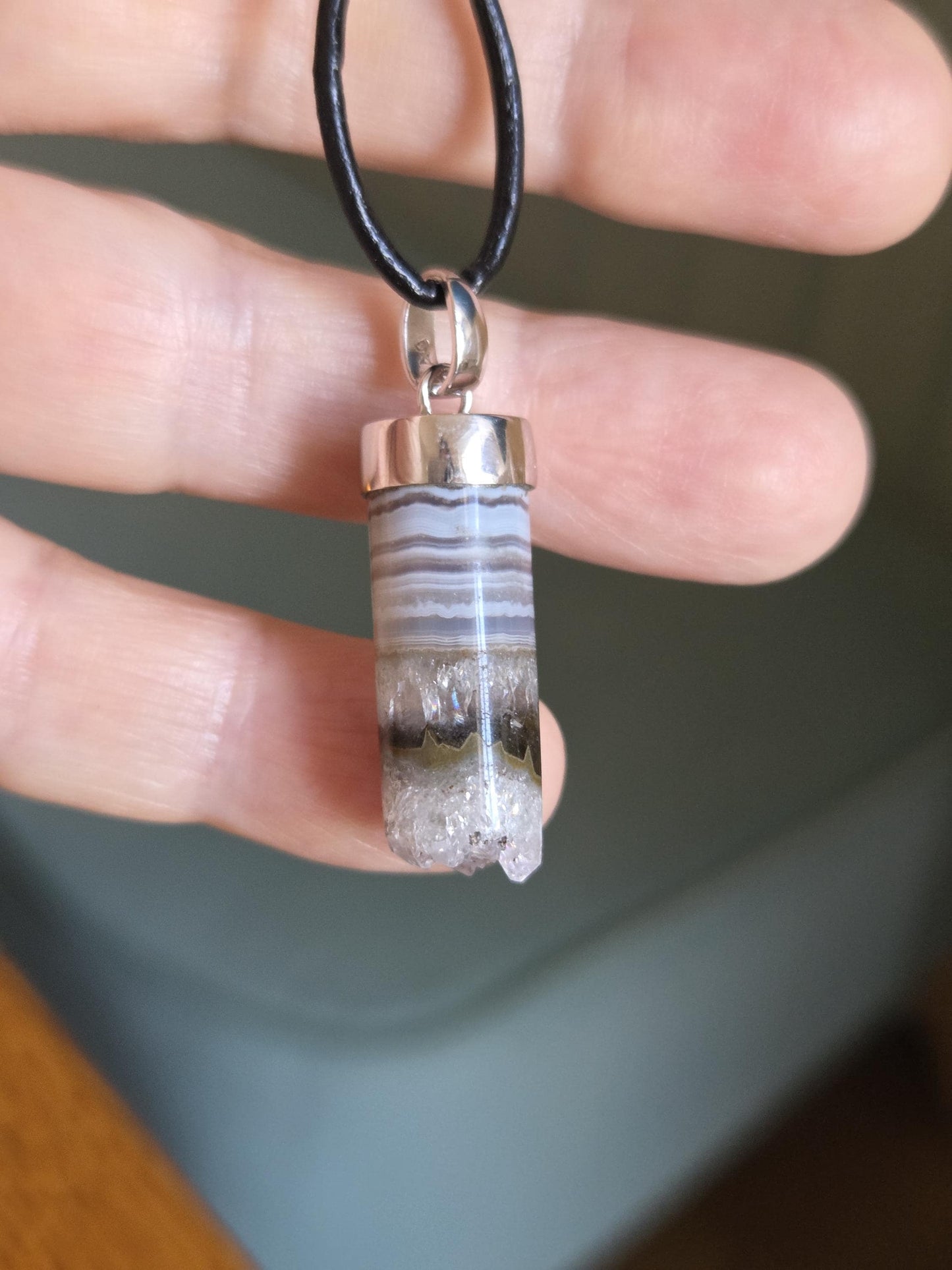 Grüner Amethyst Prasolith Vermarin Anhänger, 36 x 11 x 11 mm, an 925er Silber Öse, an verstellbarem Lederband