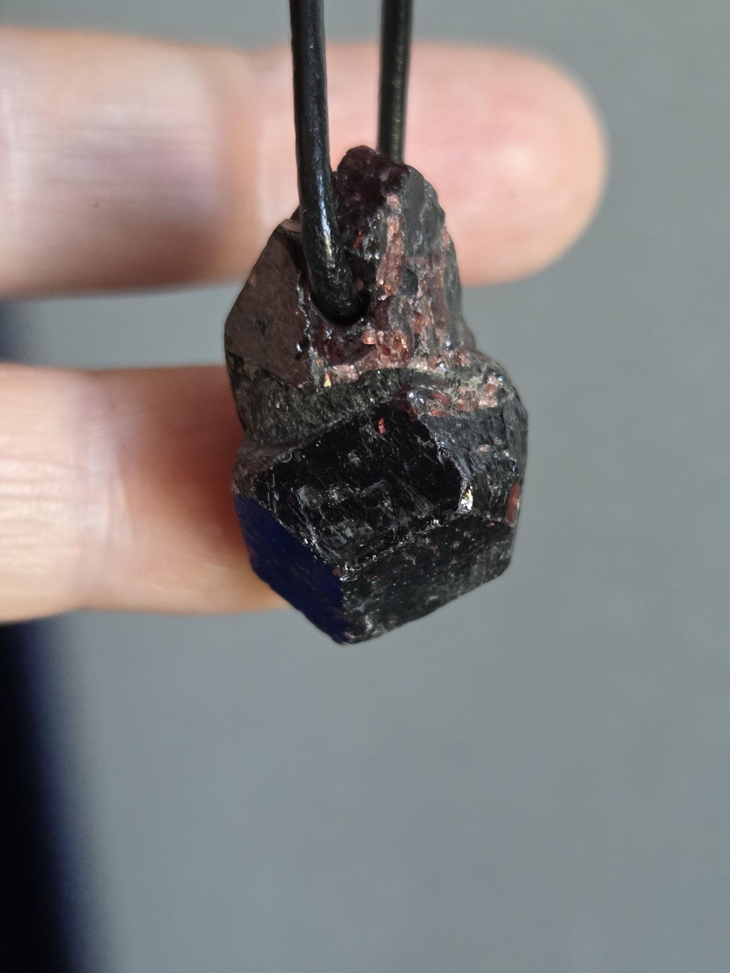 Magischer Granat rot Almandin Rohstein Anhänger, 27 x 17 x 17 mm, gebohrt, an verstellbarem Lederband