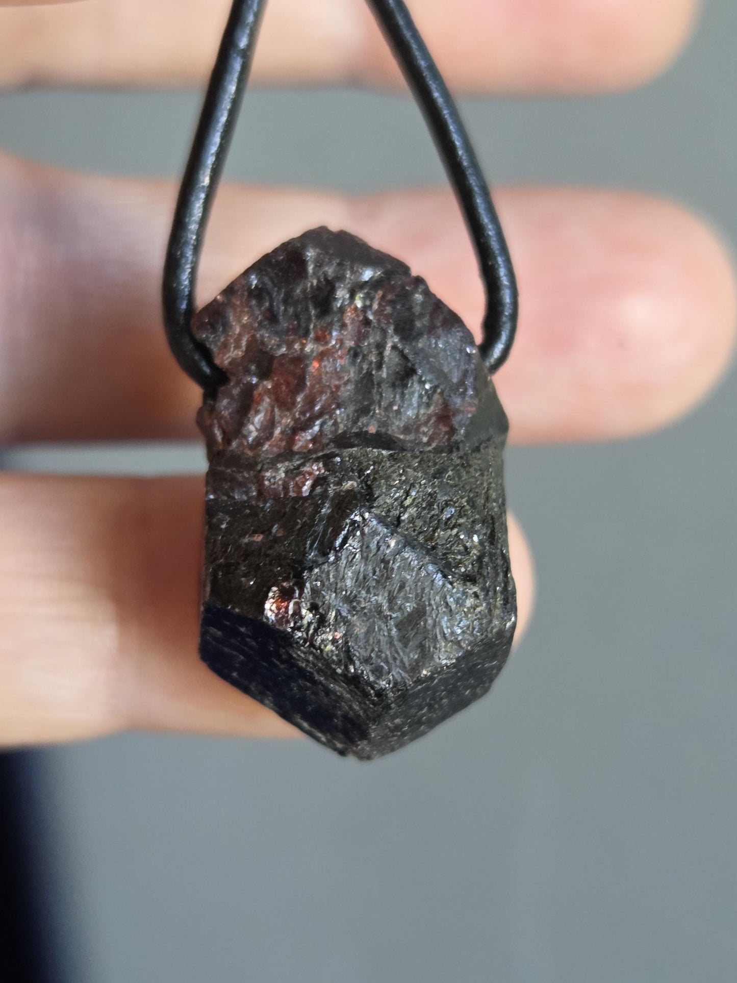 Magischer Granat rot Almandin Rohstein Anhänger, 27 x 17 x 17 mm, gebohrt, an verstellbarem Lederband