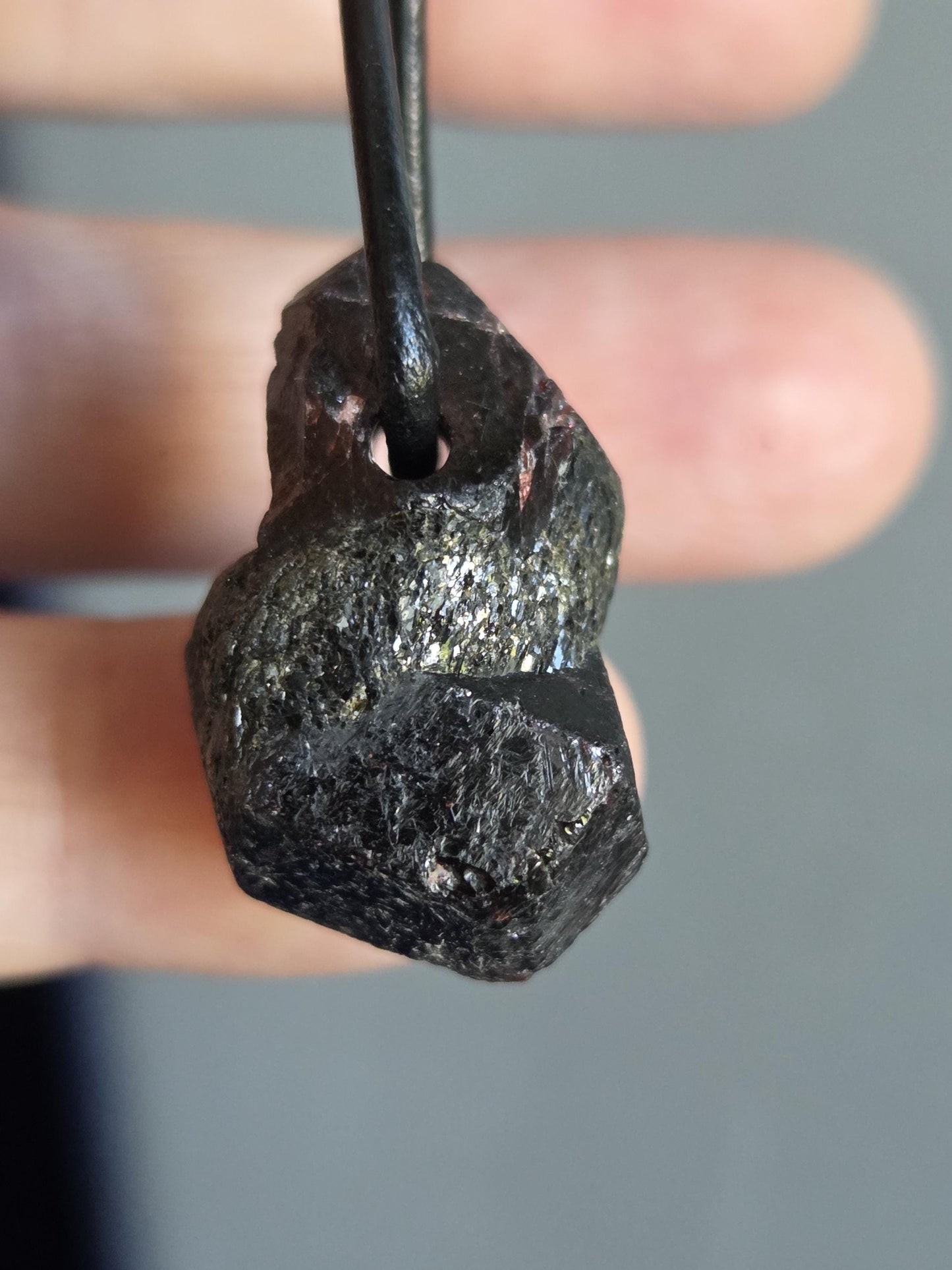 Magischer Granat rot Almandin Rohstein Anhänger, 27 x 17 x 17 mm, gebohrt, an verstellbarem Lederband