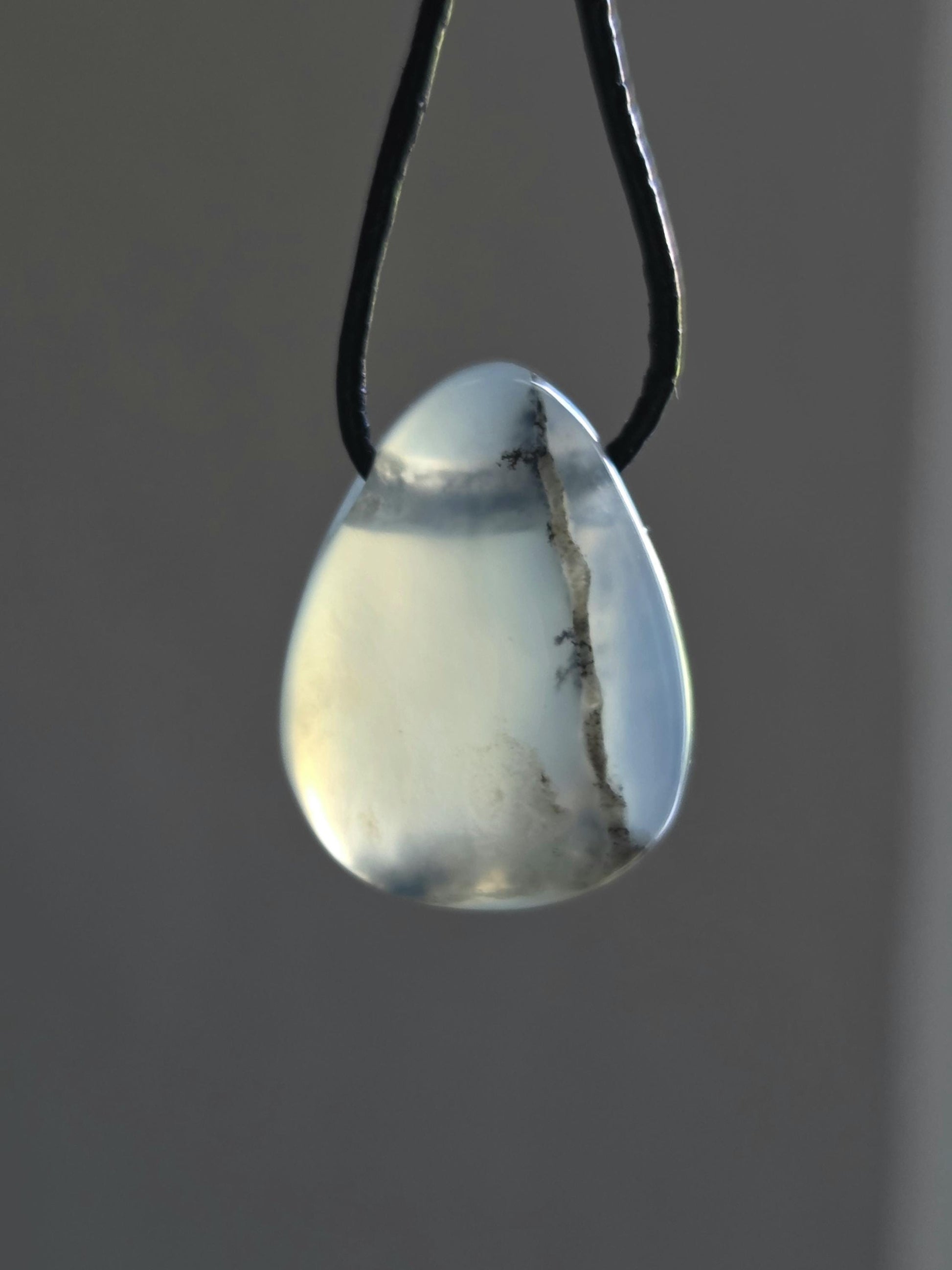 Andenopal blau hellblau beige, Chrysopal, kleiner Anhänger, 24 x 18 x 9 mm, gebohrt, an verstellbarem Lederband