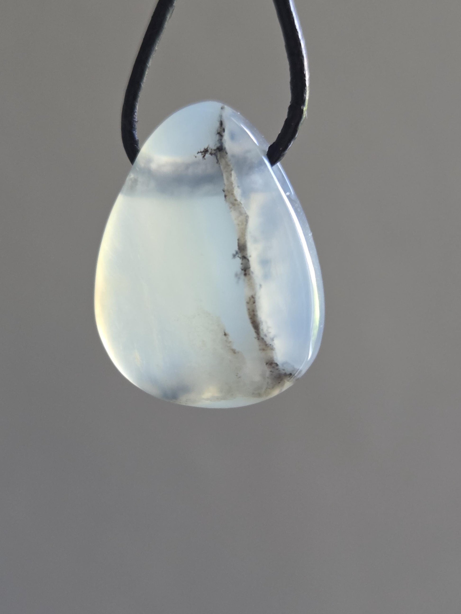 Andenopal blau hellblau beige, Chrysopal, kleiner Anhänger, 24 x 18 x 9 mm, gebohrt, an verstellbarem Lederband