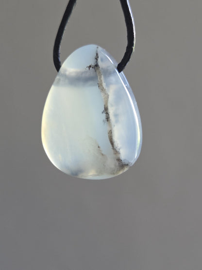 Andenopal blau hellblau beige, Chrysopal, kleiner Anhänger, 24 x 18 x 9 mm, gebohrt, an verstellbarem Lederband