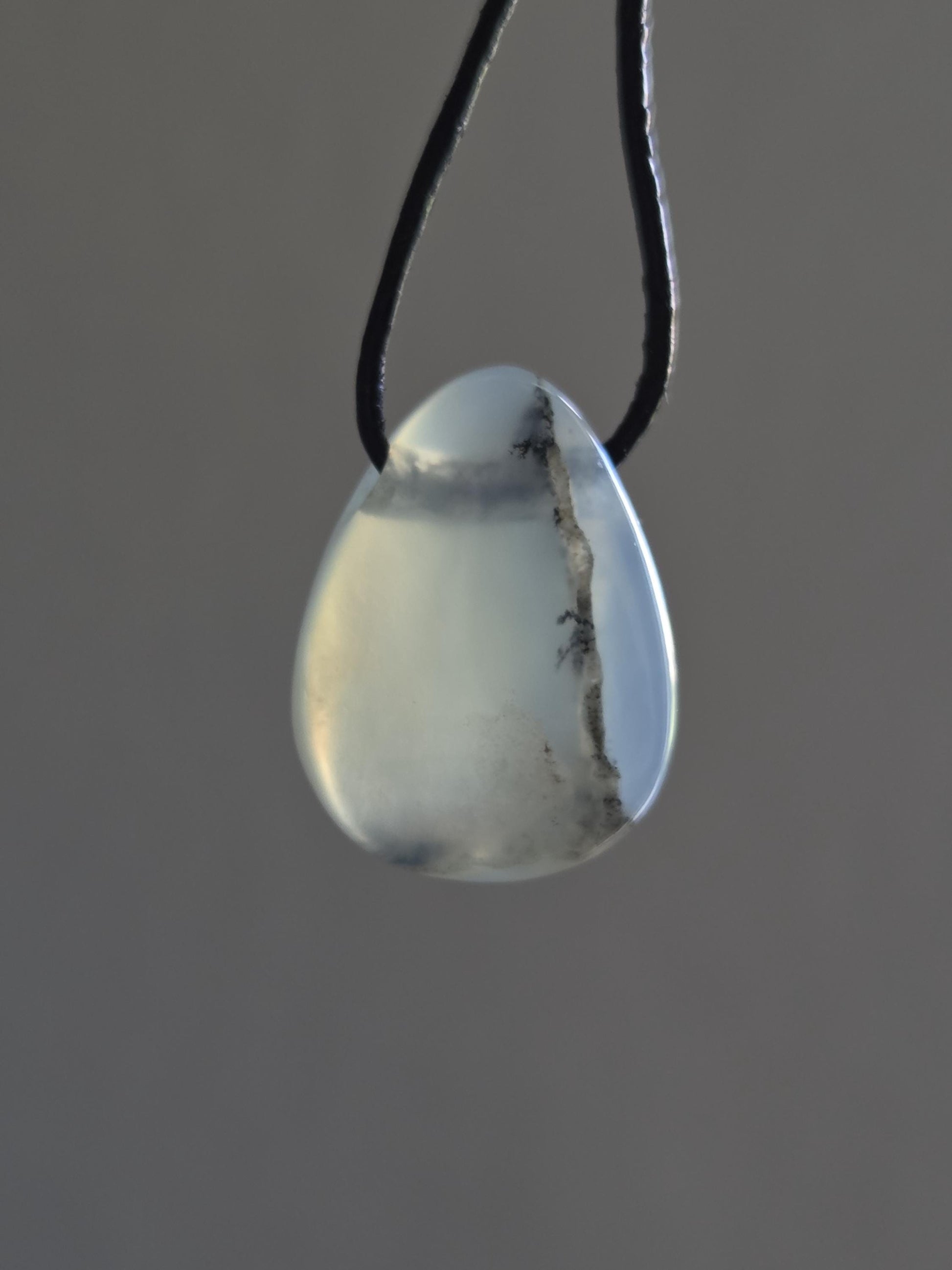Andenopal blau hellblau beige, Chrysopal, kleiner Anhänger, 24 x 18 x 9 mm, gebohrt, an verstellbarem Lederband
