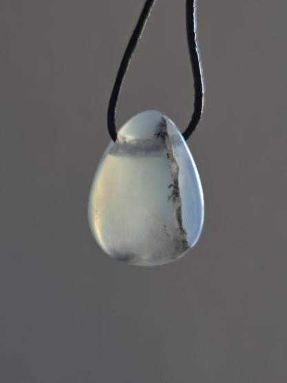 Andenopal blau hellblau beige, Chrysopal, kleiner Anhänger, 24 x 18 x 9 mm, gebohrt, an verstellbarem Lederband