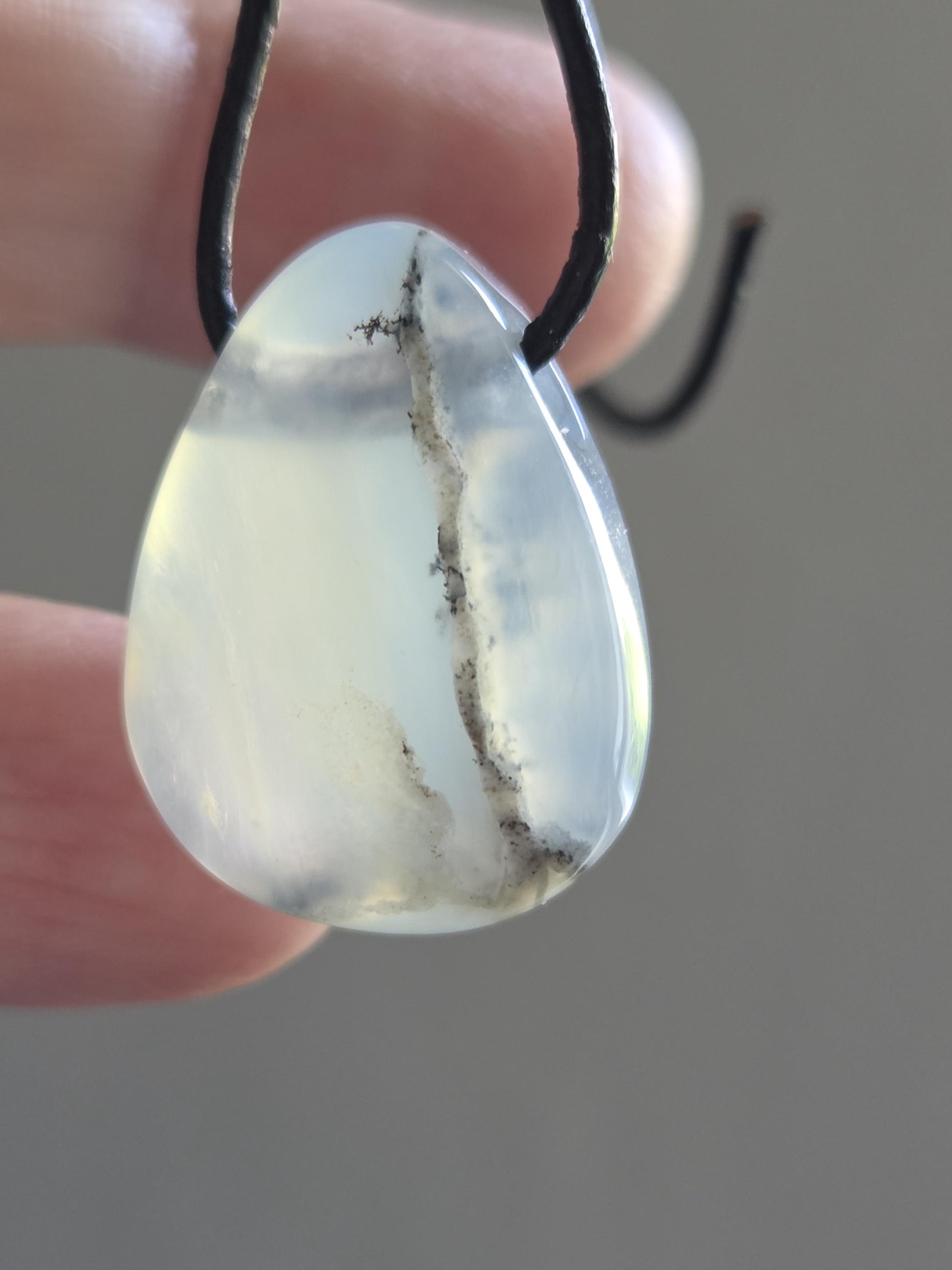 Andenopal blau hellblau beige, Chrysopal, kleiner Anhänger, 24 x 18 x 9 mm, gebohrt, an verstellbarem Lederband