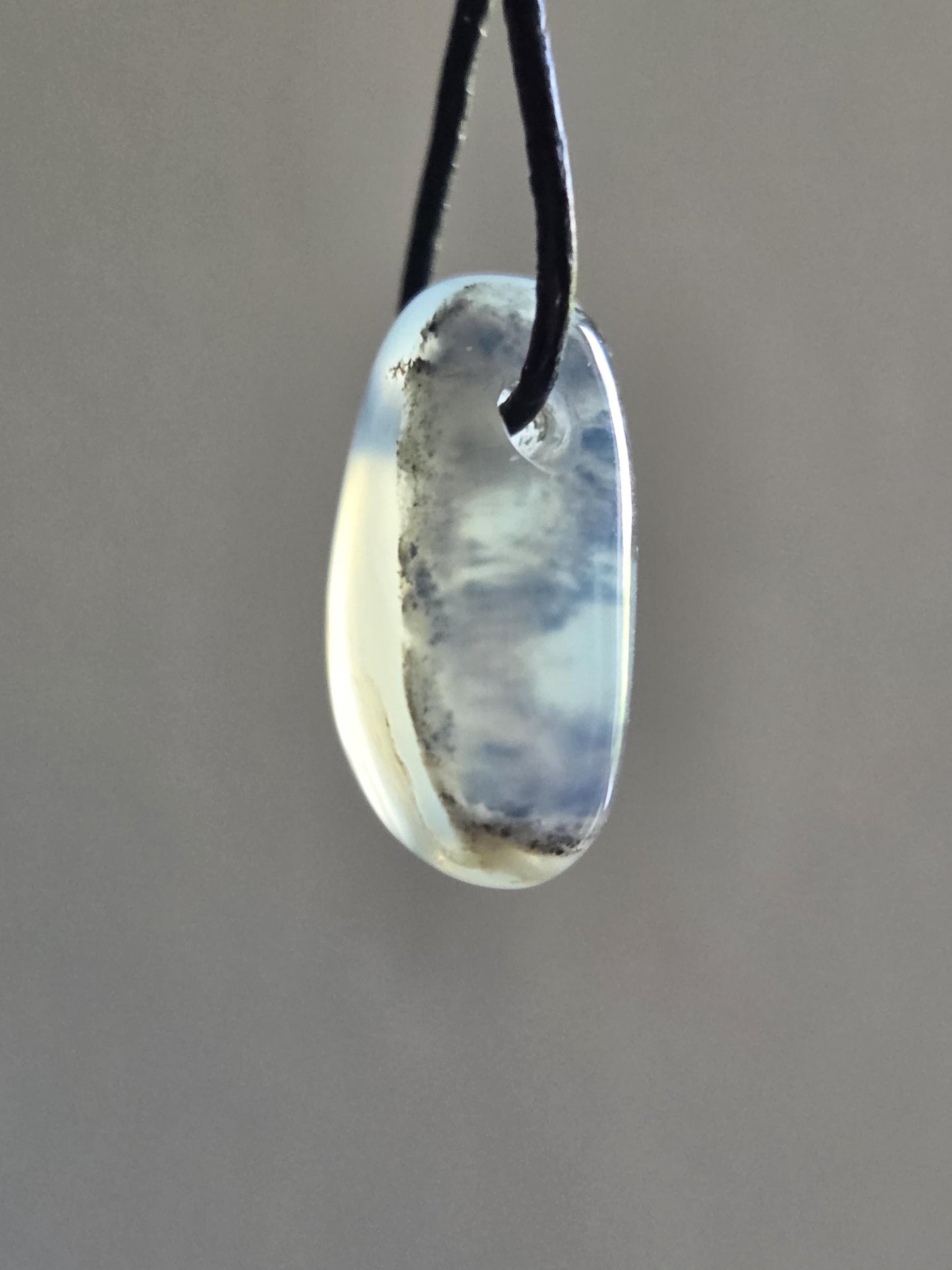 Andenopal blau hellblau beige, Chrysopal, kleiner Anhänger, 24 x 18 x 9 mm, gebohrt, an verstellbarem Lederband