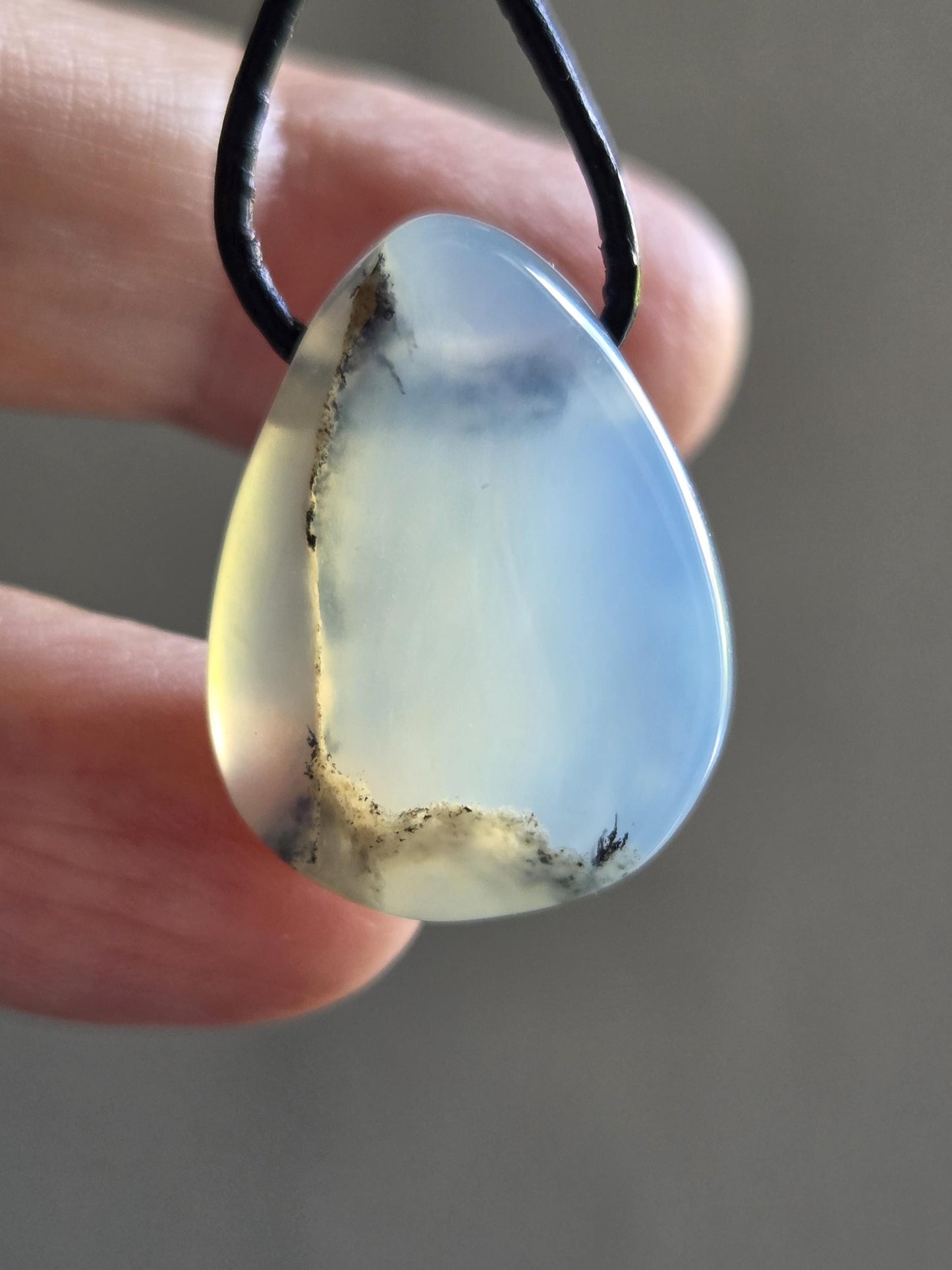 Andenopal blau hellblau beige, Chrysopal, kleiner Anhänger, 24 x 18 x 9 mm, gebohrt, an verstellbarem Lederband