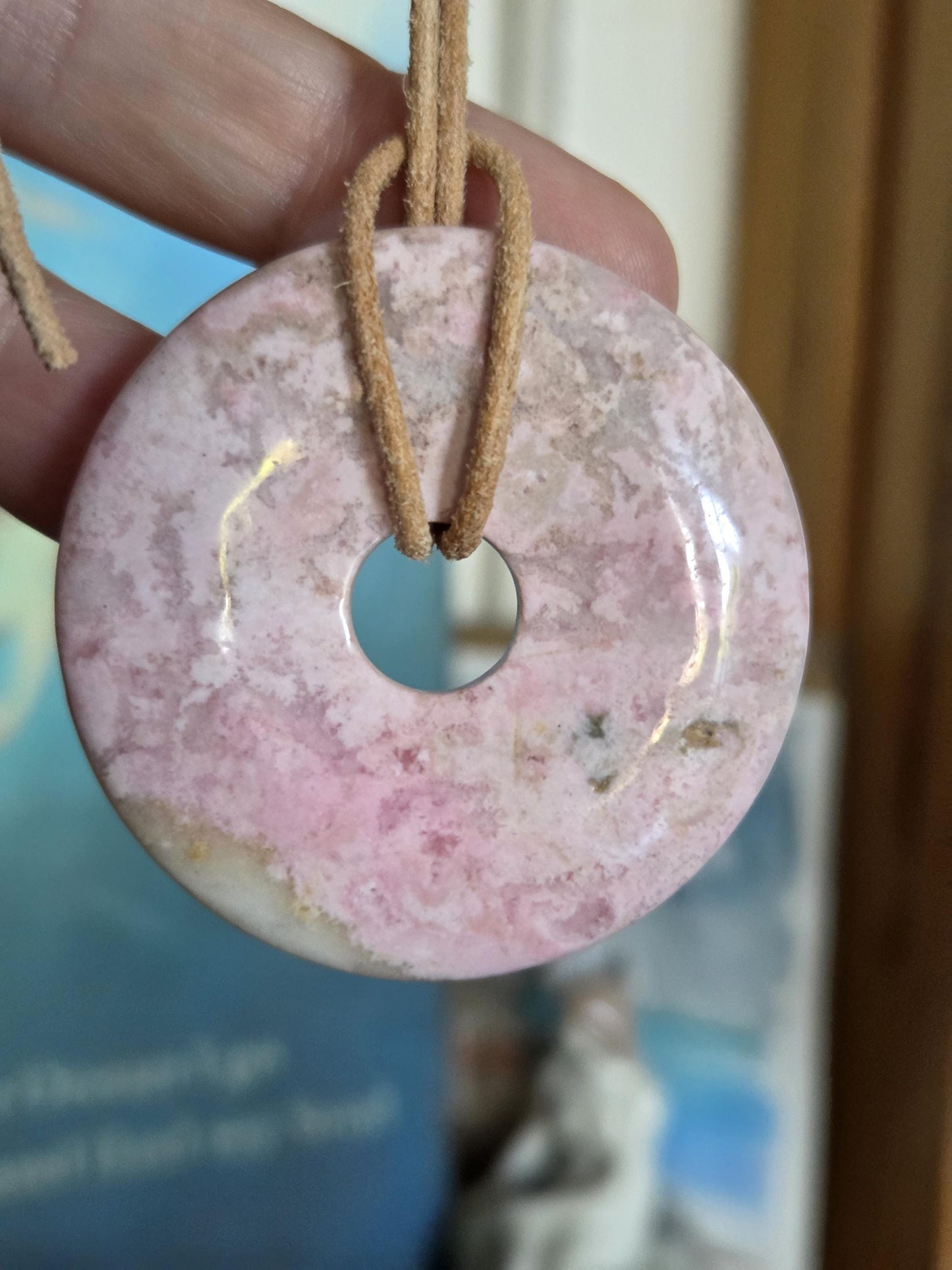 Rhodonit aus Peru Donut Anhänger groß, 45 x 8 mm, an verstellbarem Lederband, rhodonite pedants