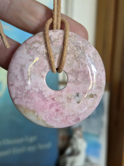 Rhodonit aus Peru Donut Anhänger groß, 45 x 8 mm, an verstellbarem Lederband, rhodonite pedants