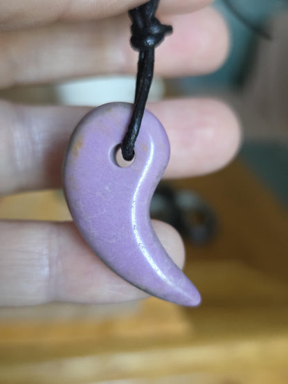 Rarität Phosphosiderit aus der Atacama Wüste Chile, Yin und Yang Anhänger, 33 x 17 x 8 mm, gebohrt, an verstellbarem Lederband