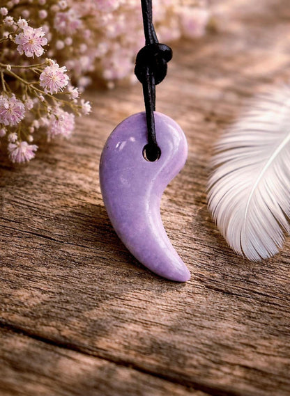Rarität Phosphosiderit aus der Atacama Wüste Chile, Yin und Yang Anhänger, 33 x 17 x 8 mm, gebohrt, an verstellbarem Lederband