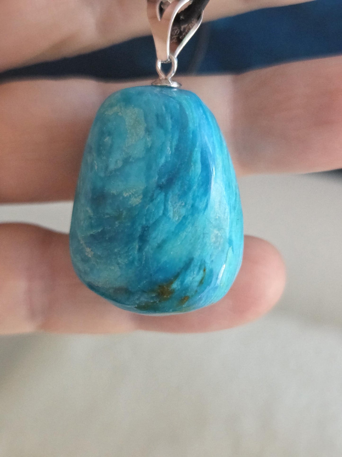 Traumhafter Atacama Opal aus Chile, Anhänger, 40 x 23 x 16 mm, an 925er Silberöse, an verstellbarem Lederband