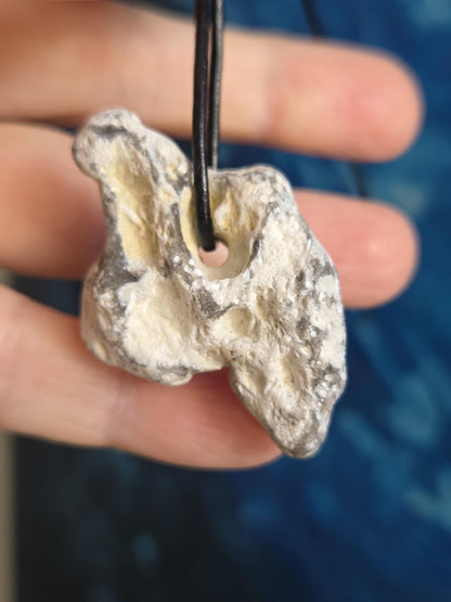 Flintstone Feuerstein Hühnergott Lochstein Anhänger, 43 x 31 x 19 mm, gebohrt, an verstellbarem Lederband, Glücksbringer Talisman