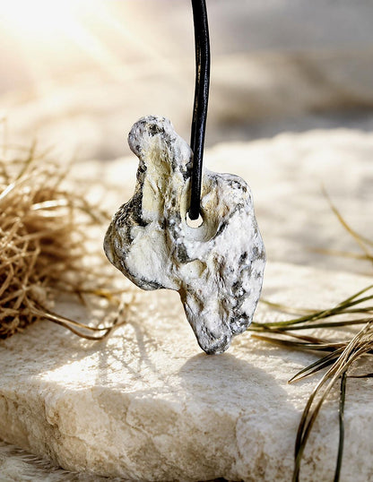 Flintstone Feuerstein Hühnergott Lochstein Anhänger, 43 x 31 x 19 mm, gebohrt, an verstellbarem Lederband, Glücksbringer Talisman