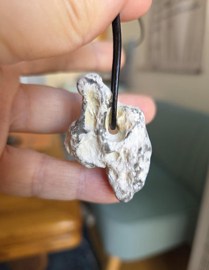 Flintstone Feuerstein Hühnergott Lochstein Anhänger, 43 x 31 x 19 mm, gebohrt, an verstellbarem Lederband, Glücksbringer Talisman