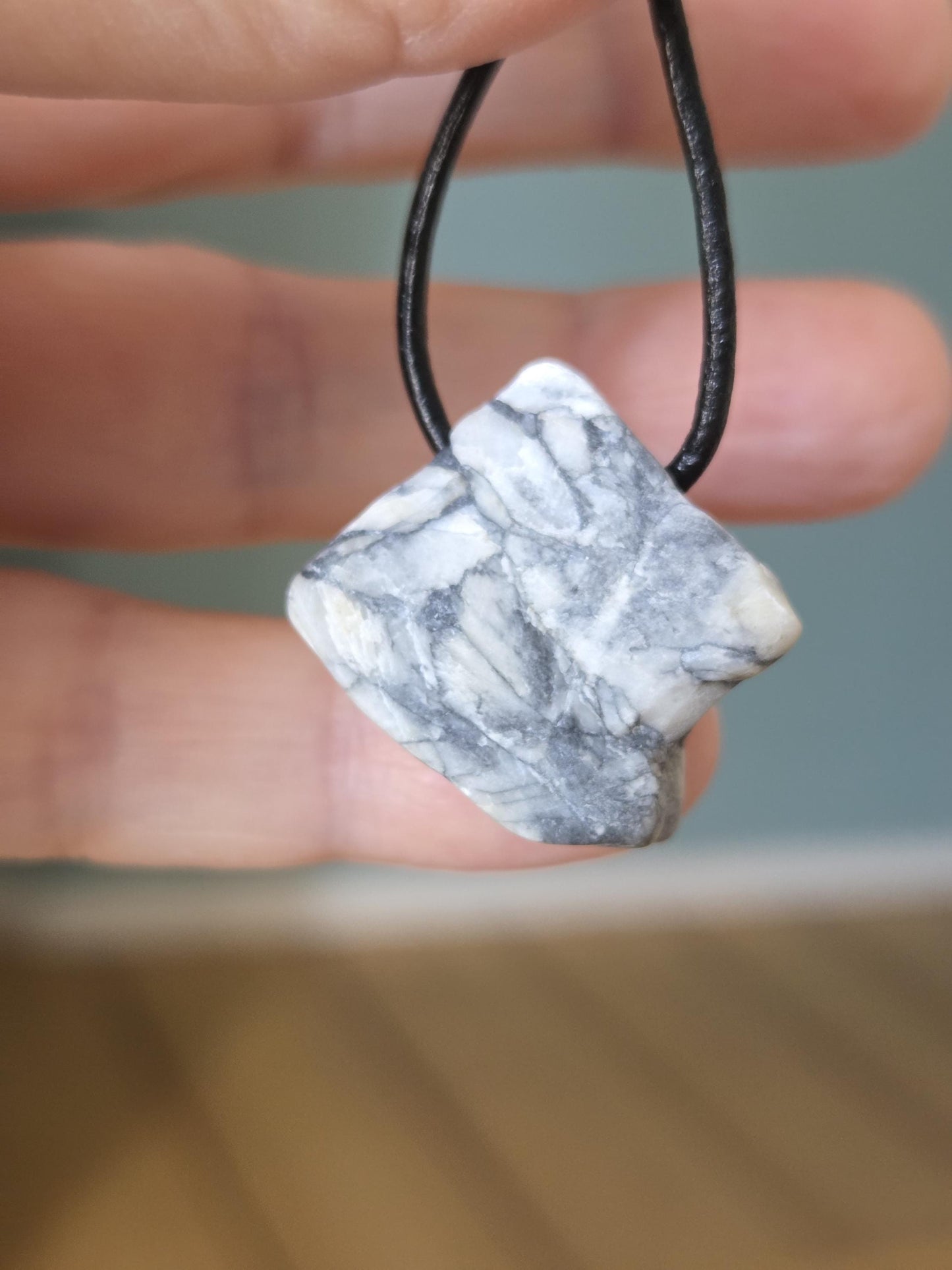 Pinolith Eisblumenmagnesit Chrysanthemenstein Rohstein Anhänger, 25 x 25 x 9 mm, gebohrt, an verstellbarem Lederband