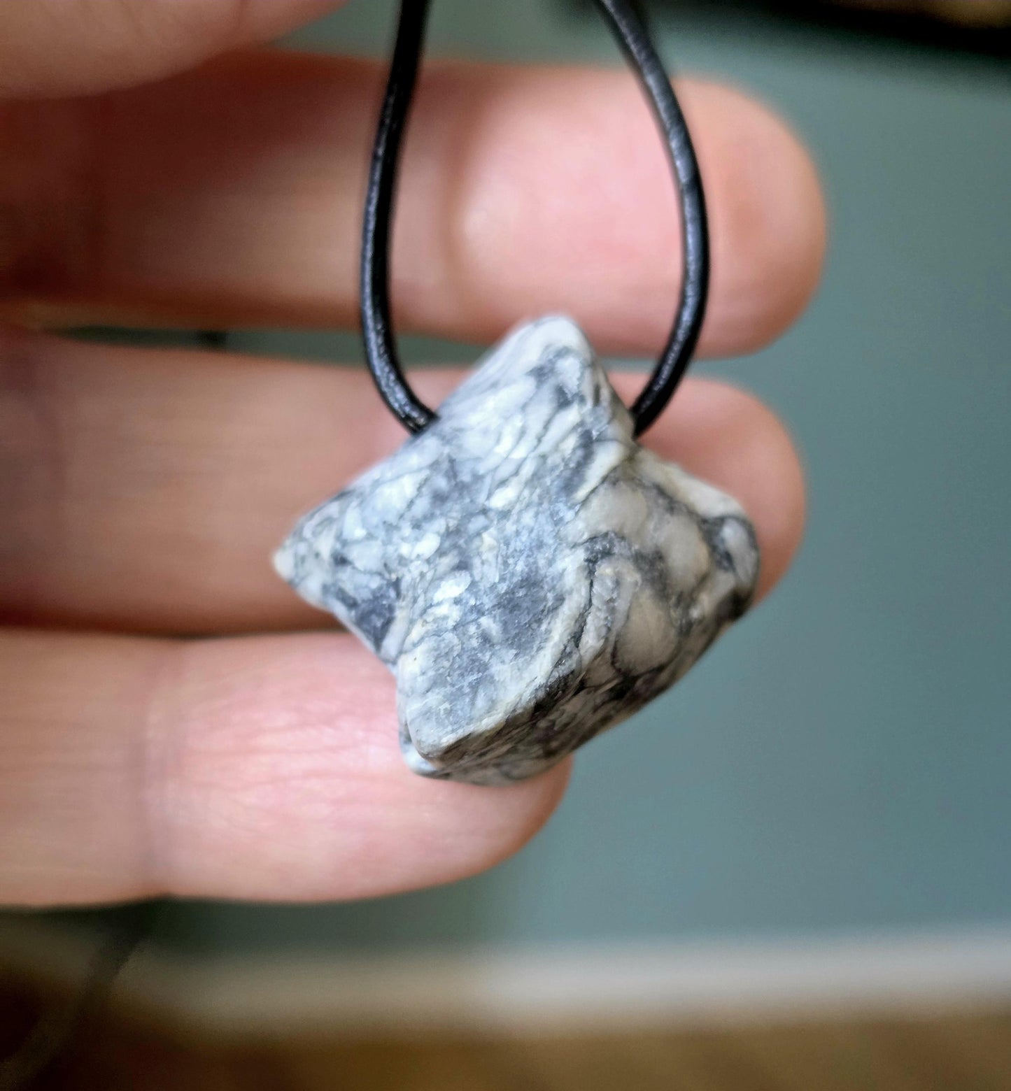 Pinolith Eisblumenmagnesit Chrysanthemenstein Rohstein Anhänger, 25 x 25 x 9 mm, gebohrt, an verstellbarem Lederband