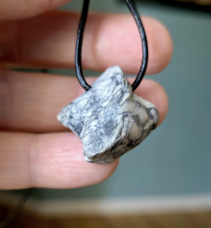 Pinolith Eisblumenmagnesit Chrysanthemenstein Rohstein Anhänger, 25 x 25 x 9 mm, gebohrt, an verstellbarem Lederband