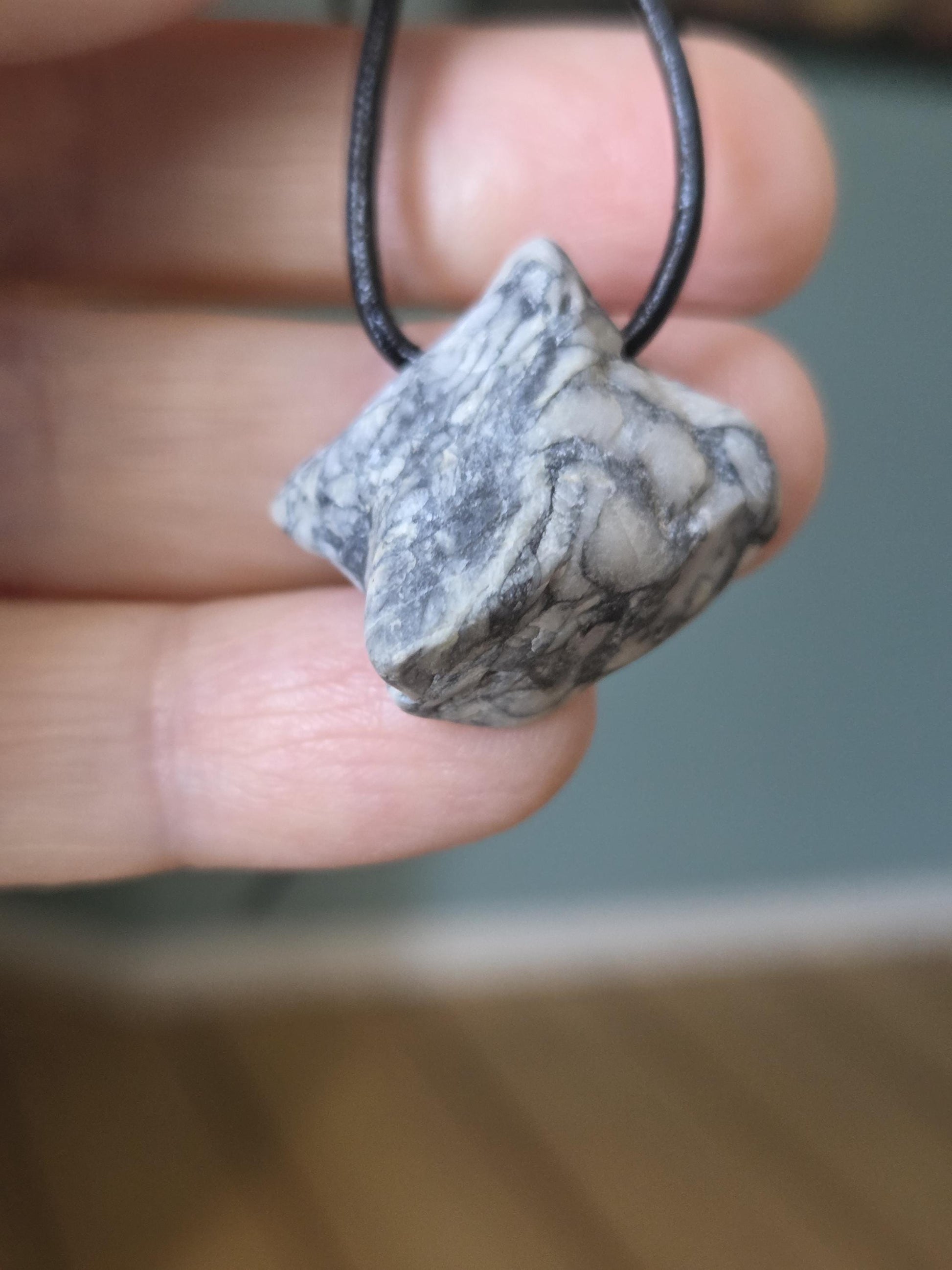 Pinolith Eisblumenmagnesit Chrysanthemenstein Rohstein Anhänger, 25 x 25 x 9 mm, gebohrt, an verstellbarem Lederband