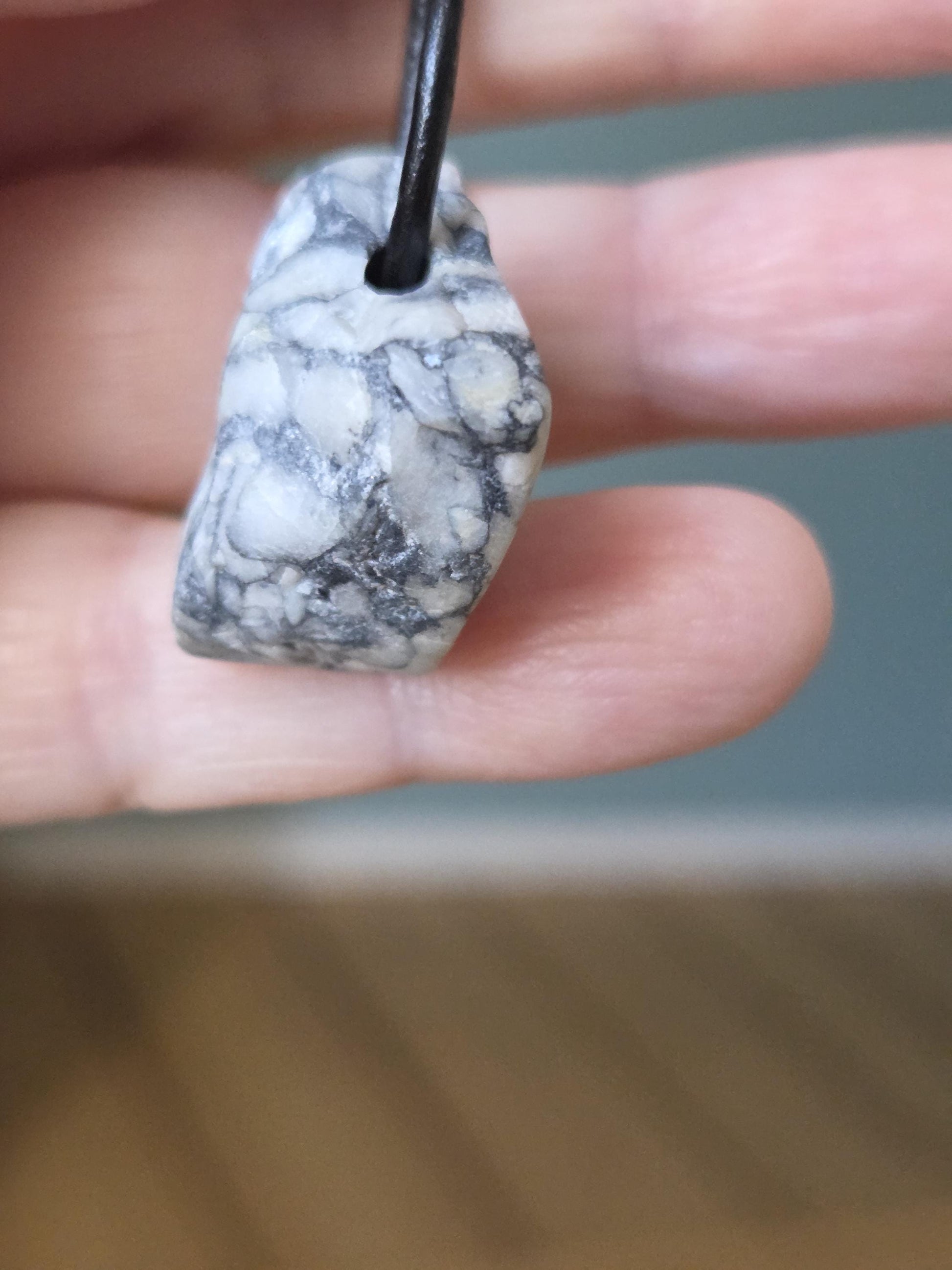 Pinolith Eisblumenmagnesit Chrysanthemenstein Rohstein Anhänger, 25 x 25 x 9 mm, gebohrt, an verstellbarem Lederband