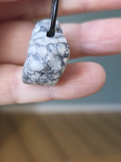 Pinolith Eisblumenmagnesit Chrysanthemenstein Rohstein Anhänger, 25 x 25 x 9 mm, gebohrt, an verstellbarem Lederband