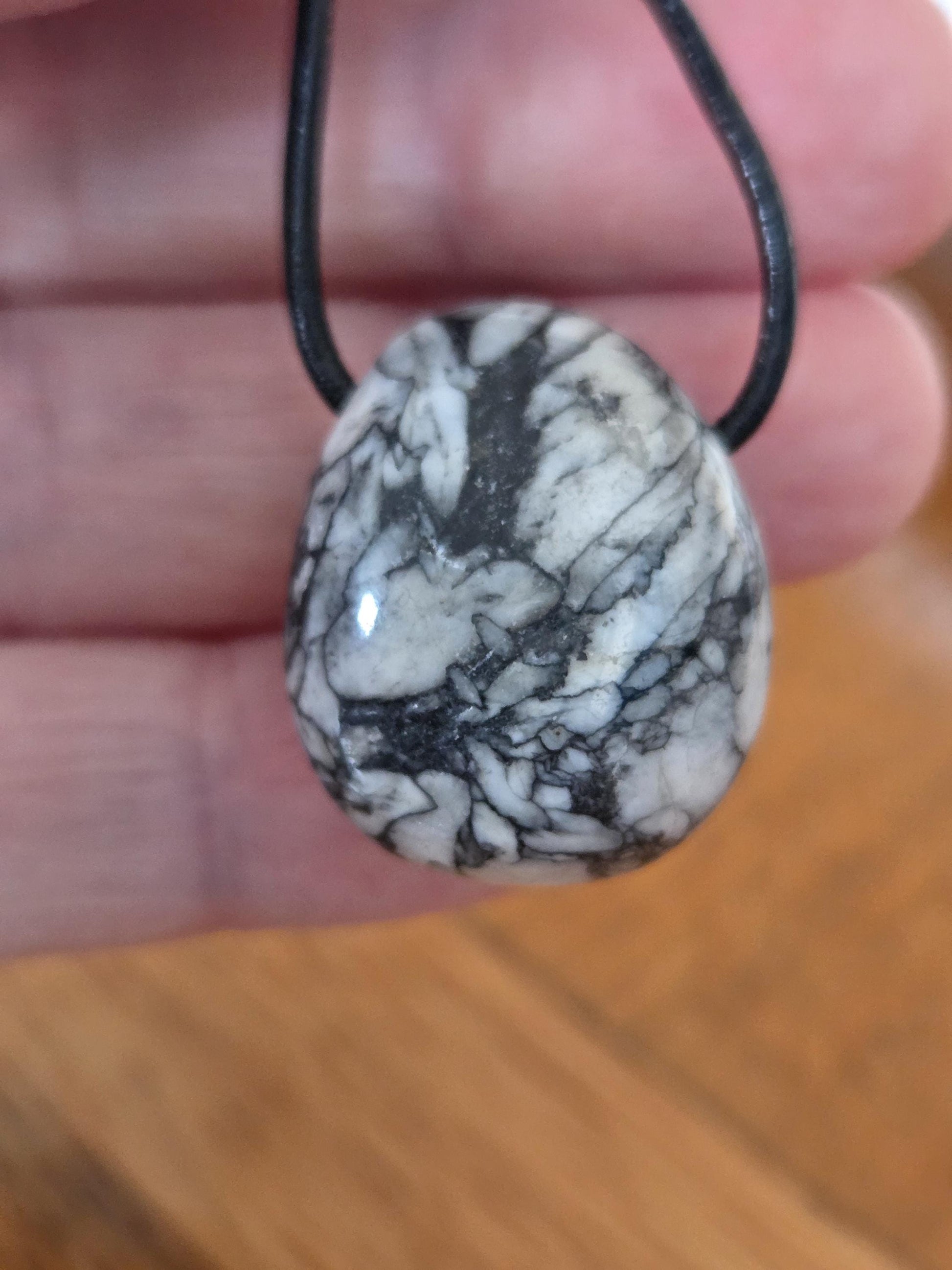 Pinolith Eisblumenmagnesit Chrysanthemenstein Anhänger, 25 x 23 x 19 mm, gebohrt, an verstellbarem Lederband