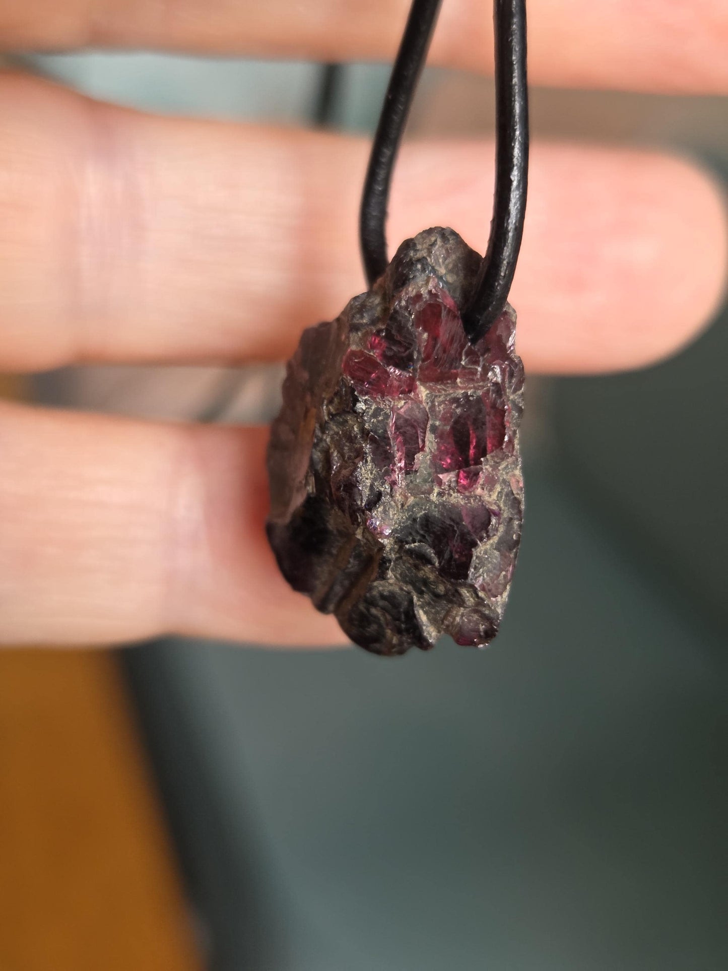 Magischer kraftvoller Granat Pyrop Rohstein Karfunkelstein Anhänger, 25 x 27 x 10 mm, gebohrt, an verstellbarem Lederband