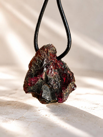 Magischer kraftvoller Granat Pyrop Rohstein Karfunkelstein Anhänger, 25 x 27 x 10 mm, gebohrt, an verstellbarem Lederband