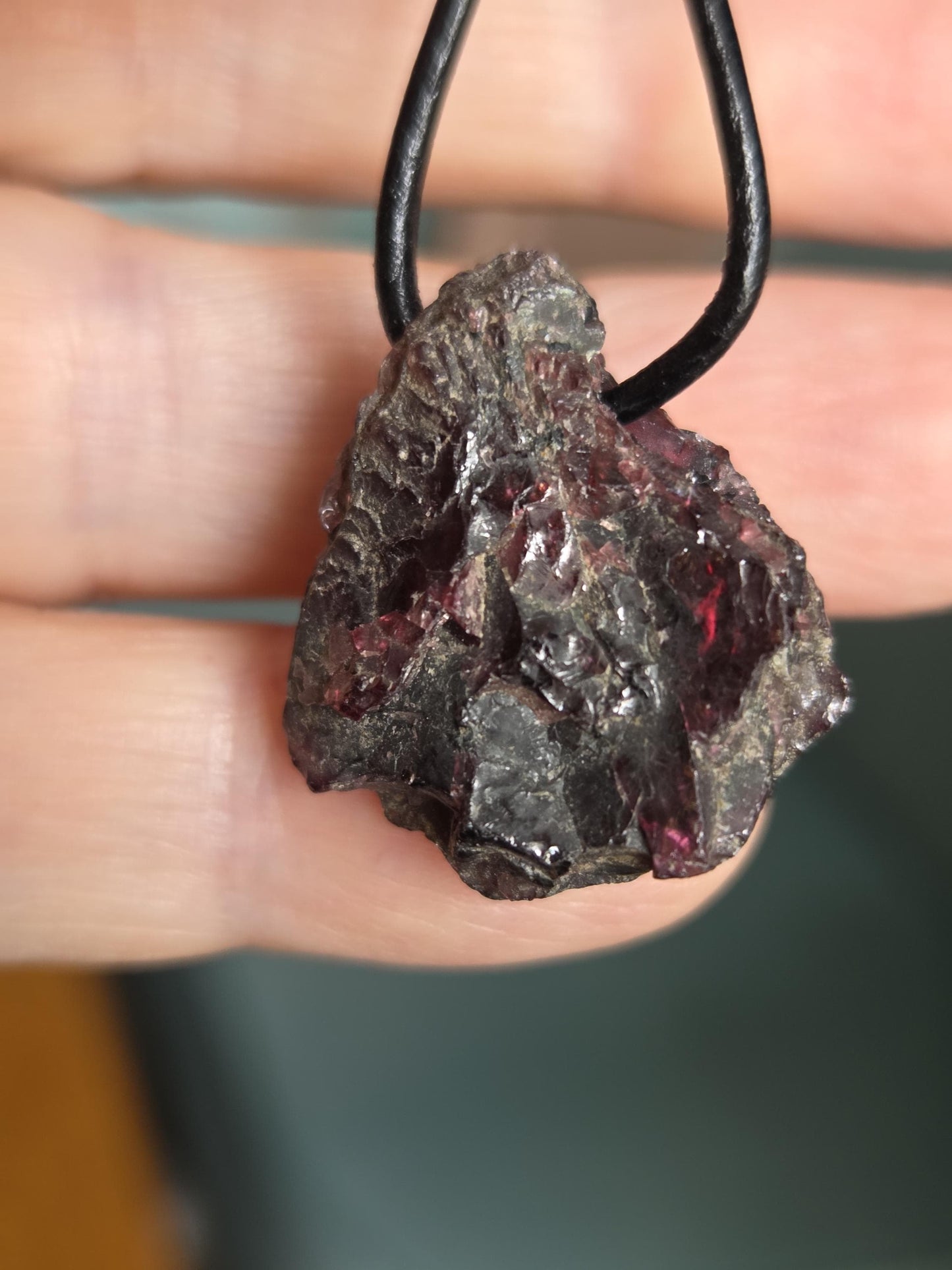 Magischer kraftvoller Granat Pyrop Rohstein Karfunkelstein Anhänger, 25 x 27 x 10 mm, gebohrt, an verstellbarem Lederband