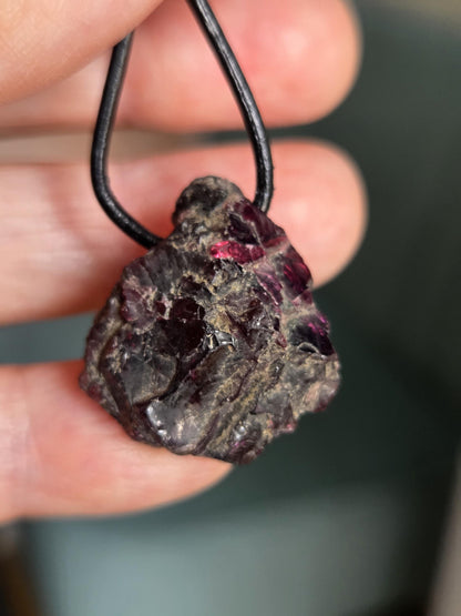 Magischer kraftvoller Granat Pyrop Rohstein Karfunkelstein Anhänger, 25 x 27 x 10 mm, gebohrt, an verstellbarem Lederband