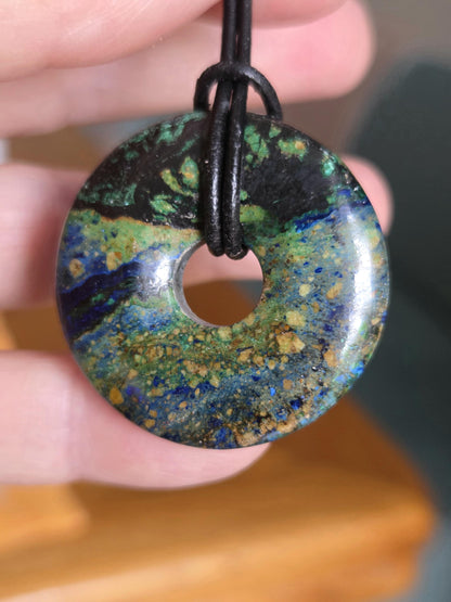 Märchenhafter Azurit Malachit Donut Anhänger, 35 x 8 mm, an verstellbarem Lederband, Boho Schmuck Spiritual Hippie Goa Natur Schmuck