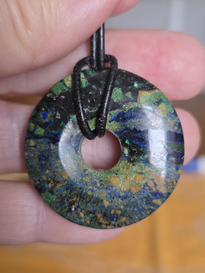 Märchenhafter Azurit Malachit Donut Anhänger, 35 x 8 mm, an verstellbarem Lederband, Boho Schmuck Spiritual Hippie Goa Natur Schmuck
