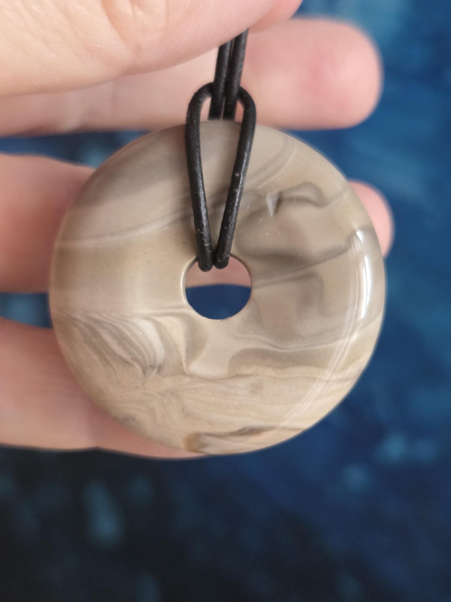 Flintstone Feuerstein Flint Donut, Anhänger, 40 x 8 mm, an verstellbarem Lederband, Boho Hippie Goa Schmuck Schutz Amulett