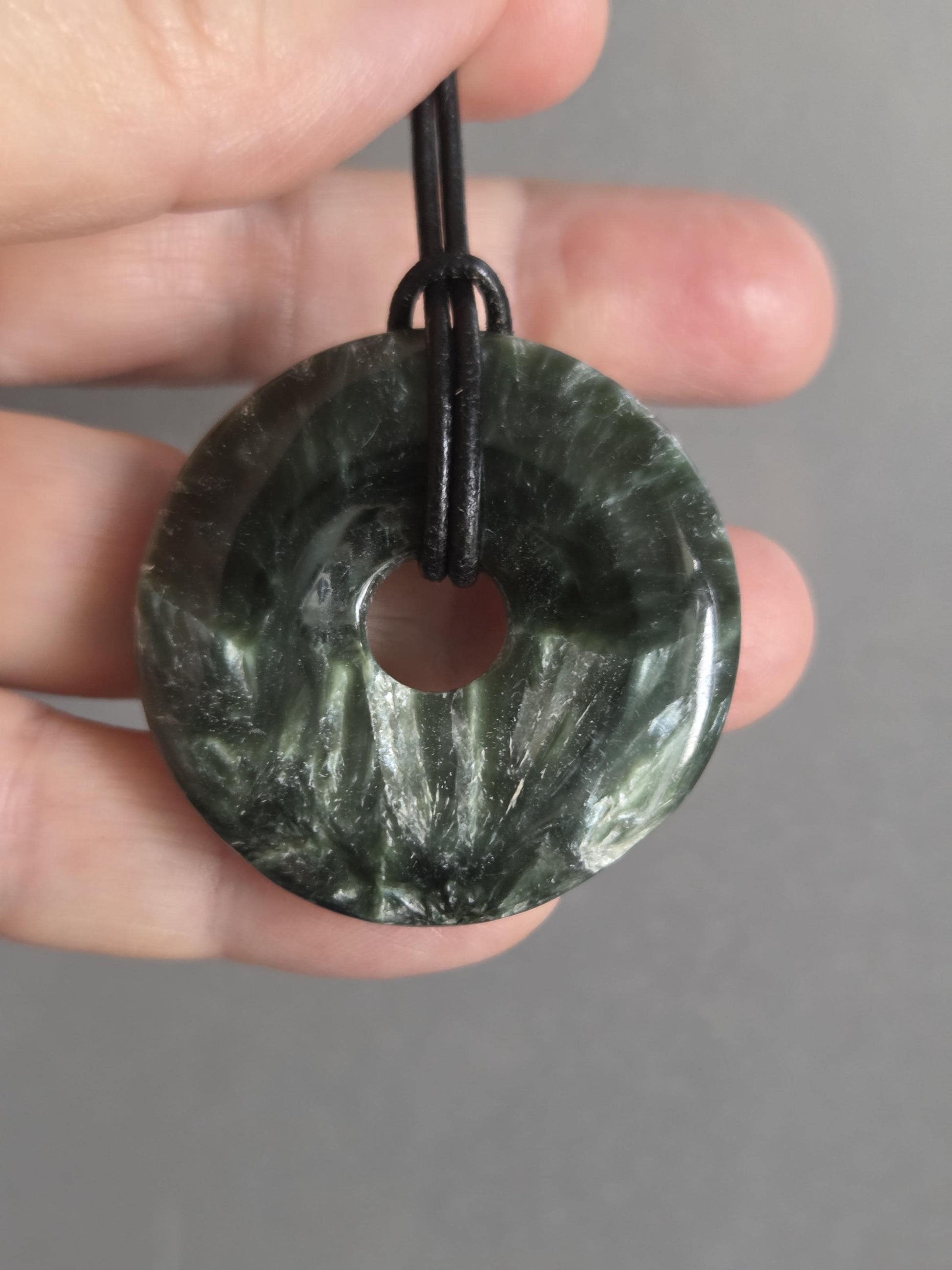 Bezaubernder Seraphinit, Donut, Seraphinite, Serafinit, Stein der Engel, Engelsstein, Anhänger, 38 x 8 mm, an verstellbarem Lederband