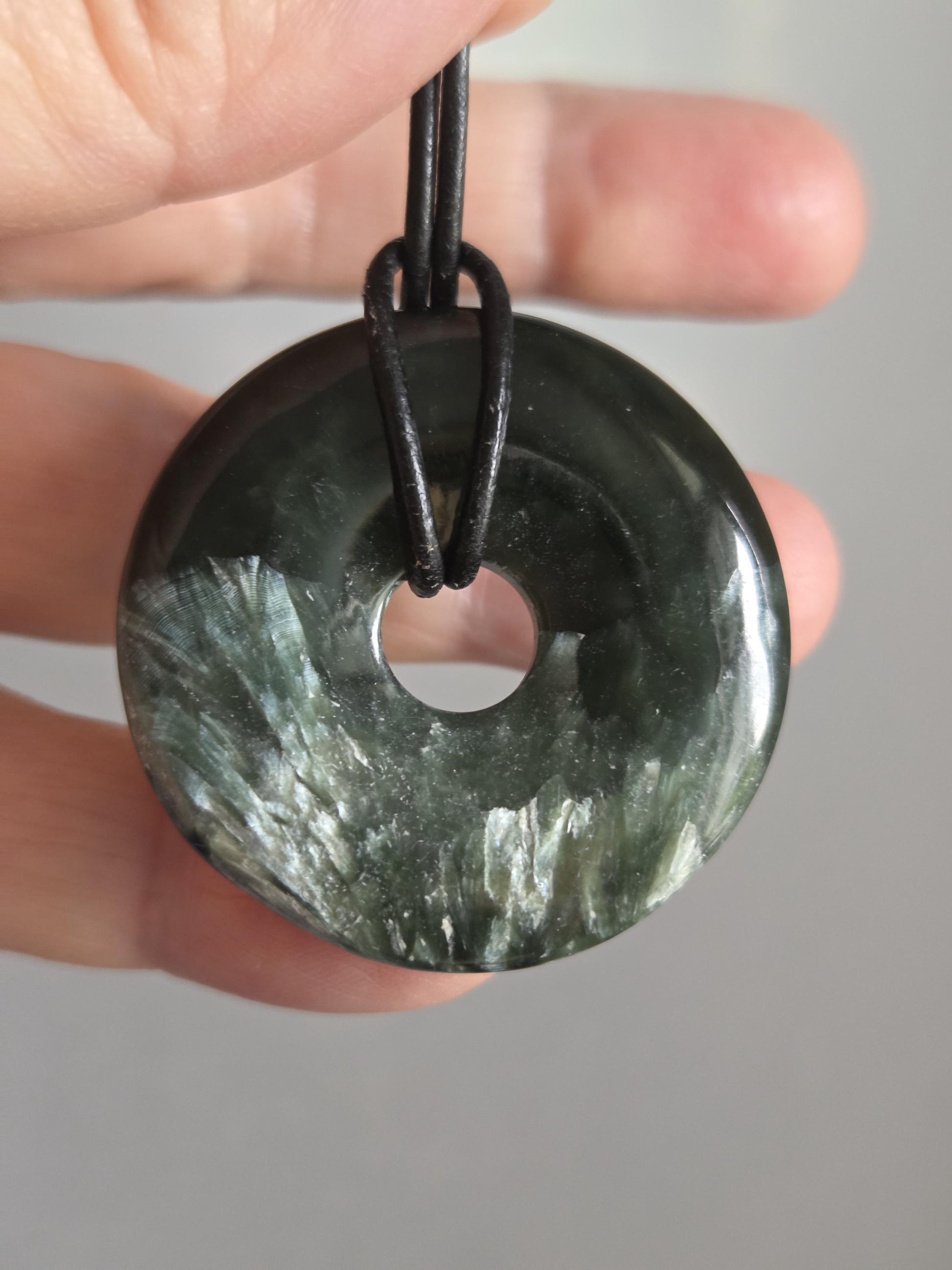 Bezaubernder Seraphinit, Donut, Seraphinite, Serafinit, Stein der Engel, Engelsstein, Anhänger, 38 x 8 mm, an verstellbarem Lederband