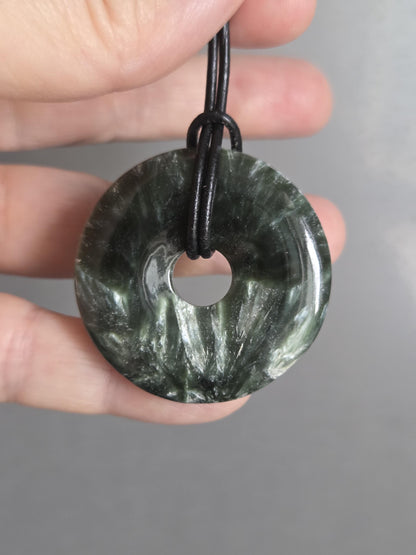 Bezaubernder Seraphinit, Donut, Seraphinite, Serafinit, Stein der Engel, Engelsstein, Anhänger, 38 x 8 mm, an verstellbarem Lederband