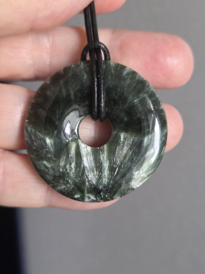Bezaubernder Seraphinit, Donut, Seraphinite, Serafinit, Stein der Engel, Engelsstein, Anhänger, 38 x 8 mm, an verstellbarem Lederband