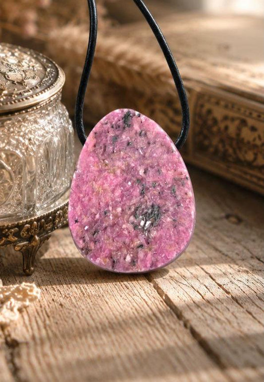 Rosa, pinkfarbener Kobalt Calcit, kobalto calcit, 29 x 24 x 9 mm, gebohrt, an verstellbarem Lederband, Herzöffnung Herzchakra Selbstliebe