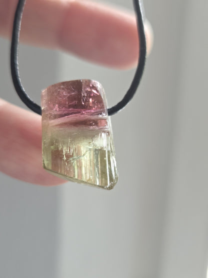 Bicolor Turmalin pink rosa gelb grün Turmalin, Rubellit Verdelith Wassermelonen Turmalin Anhänger, 20 x 14 x 15 mm, an Lederband