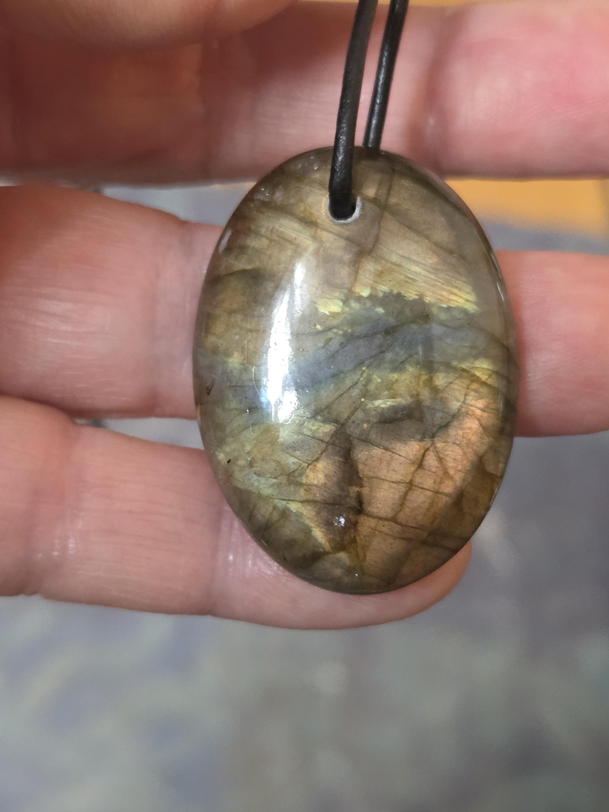 Labradorit, gold apricot, grün blau leuchtender Anhänger 37 x 28 x 7 mm, gebohrt, an verstellbarem Lederband