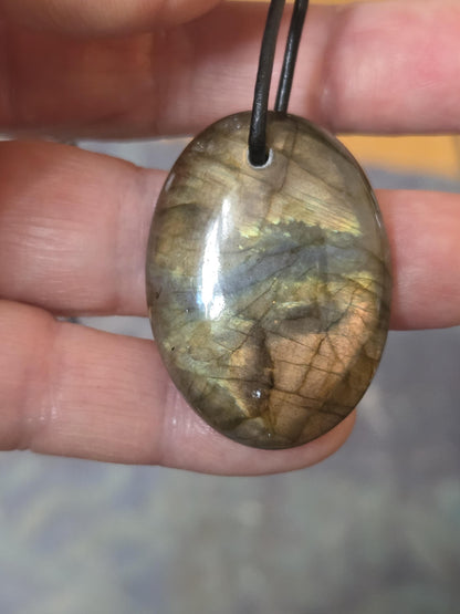 Labradorit, gold apricot, grün blau leuchtender Anhänger 37 x 28 x 7 mm, gebohrt, an verstellbarem Lederband
