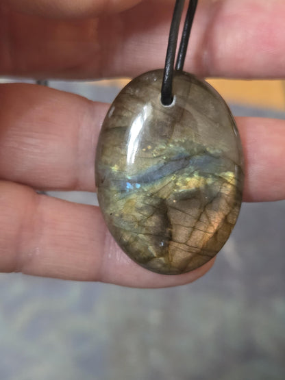 Labradorit, gold apricot, grün blau leuchtender Anhänger 37 x 28 x 7 mm, gebohrt, an verstellbarem Lederband